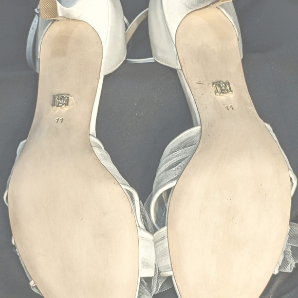 BADGLEY MISCHKA Terris mid heel White Satin tulle bow ankle strap shoes. Size 11 - Picture 6 of 6